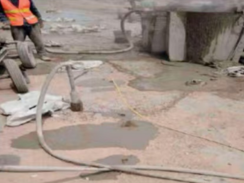 英德水泥混凝土路面板底注浆技术 路面脱空注浆整治方案